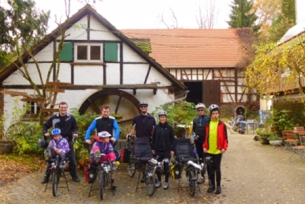 Dank an Stefan für das Bild: Die Gruppe vor dem Mühlrad der Zachersmühle