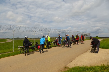 Pinonauten am Flughafen auf Suche nach den richtig großen Flugzeugen