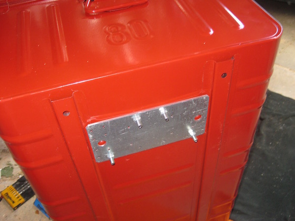 Grundplatte (Schrauben noch bündig abgesägt und zwei Löcher für die dicken Schrauben reingebohrt)