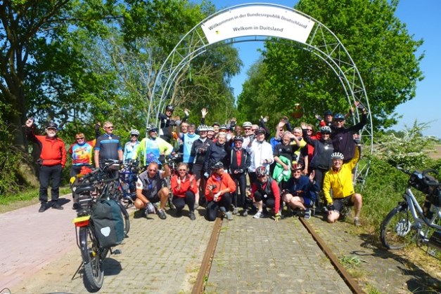 Tandem-Meute der mittleren Tour an der D-NL Grenze
