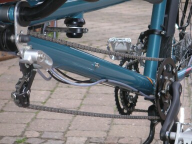 Automatische Nachspannung der Synchronkette bei Verschiebung des Stoker-Auslegers