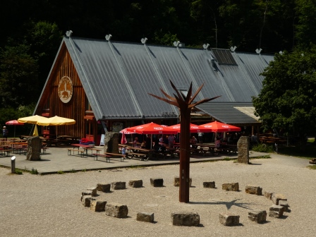 Mittagsrast am Imbiß der Charlottenhöhle
