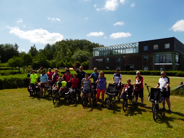 10 Pinoteams vor den heiligen Hallen von Hase