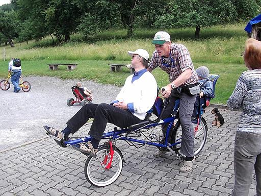 Kurzbesprechung zur Ausfahrt mit Paul  und Tim bereitet sich auf den Mittagsschlaf vor;-)