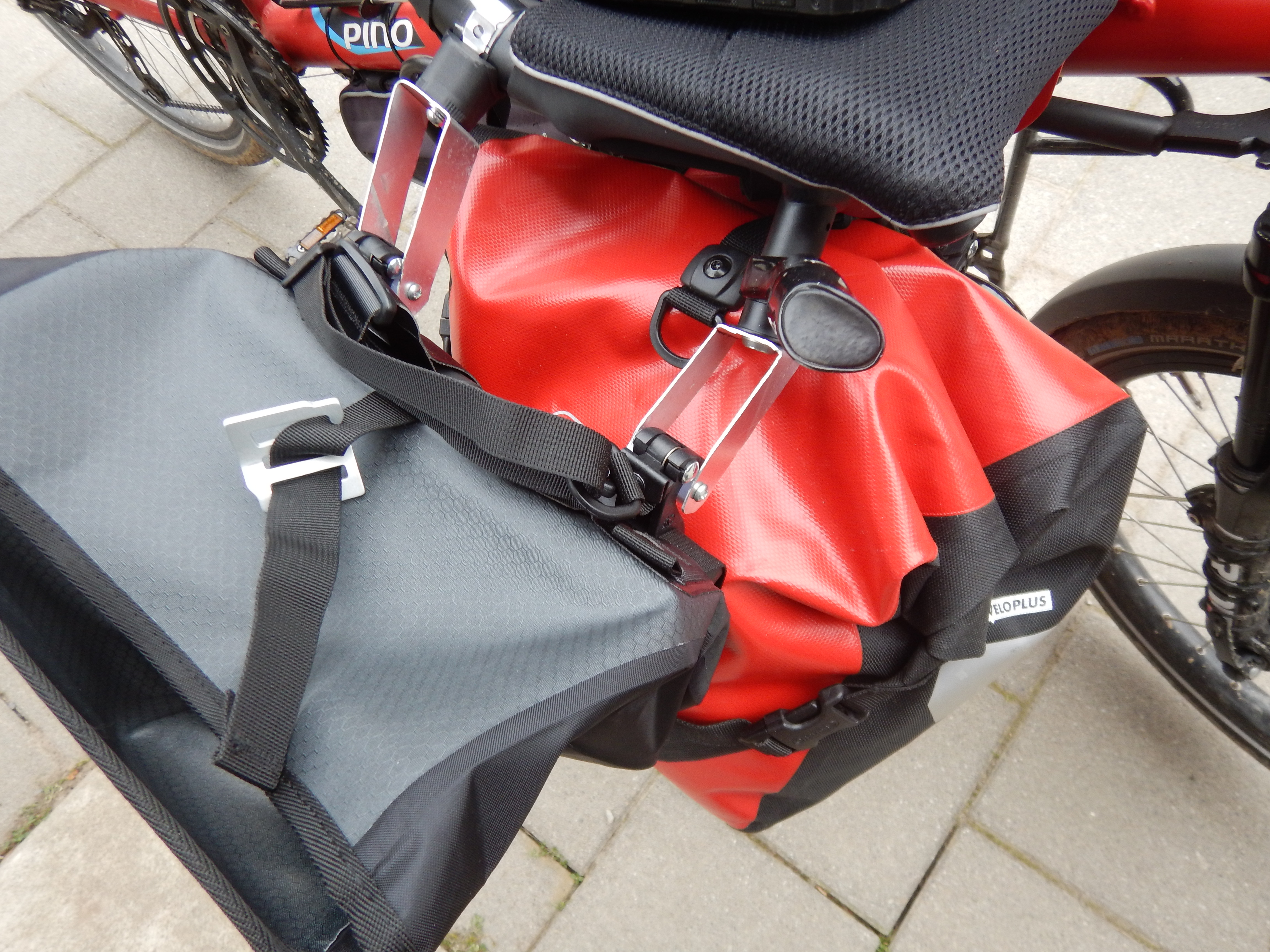 mit Tasche(n)