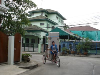 nach dem Flug - angekommen in Bangkok -  passte die grosse Kiste auch hinten auf ein Cyclo