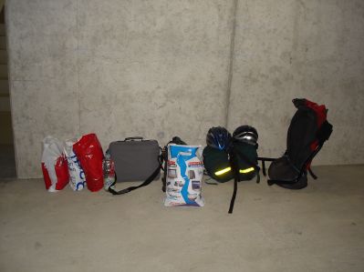 Ganz rechts sieht man den Stokersitz am Seesack befestigt. - Links ist unser Handgepäck.