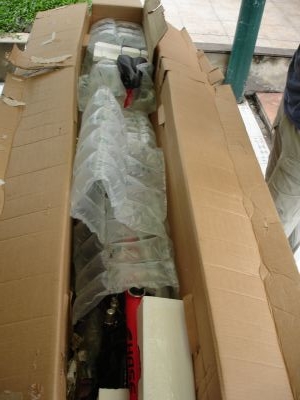 Beim Verpacken des Pinos hatten wir nicht viel Zeit um Bilder zu machen, deshalb haben wir das Auspacken fotografiert. - Hier siehst du die Box gleich nach dem Öffnen