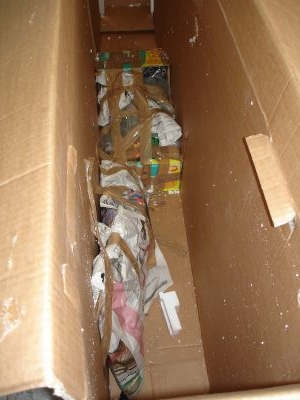 Die noch nicht ganz leere Kiste! - Am Boden/an der Wand der Kiste befestigte ich die seperat verpackten Kleinteile. - Unten im Bild &amp;gt; der Hase Ständer - Oben im Bild &amp;gt; Stokerpedaleinschub und Kleinkram.