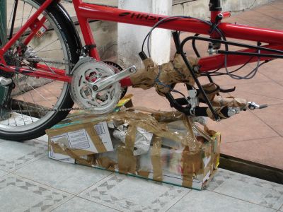 Die Kleinkramkiste (da drin ist der Stokerpedaleinschub) passt genau unters Pino und wurde in die grosse Kiste rein geklebt!