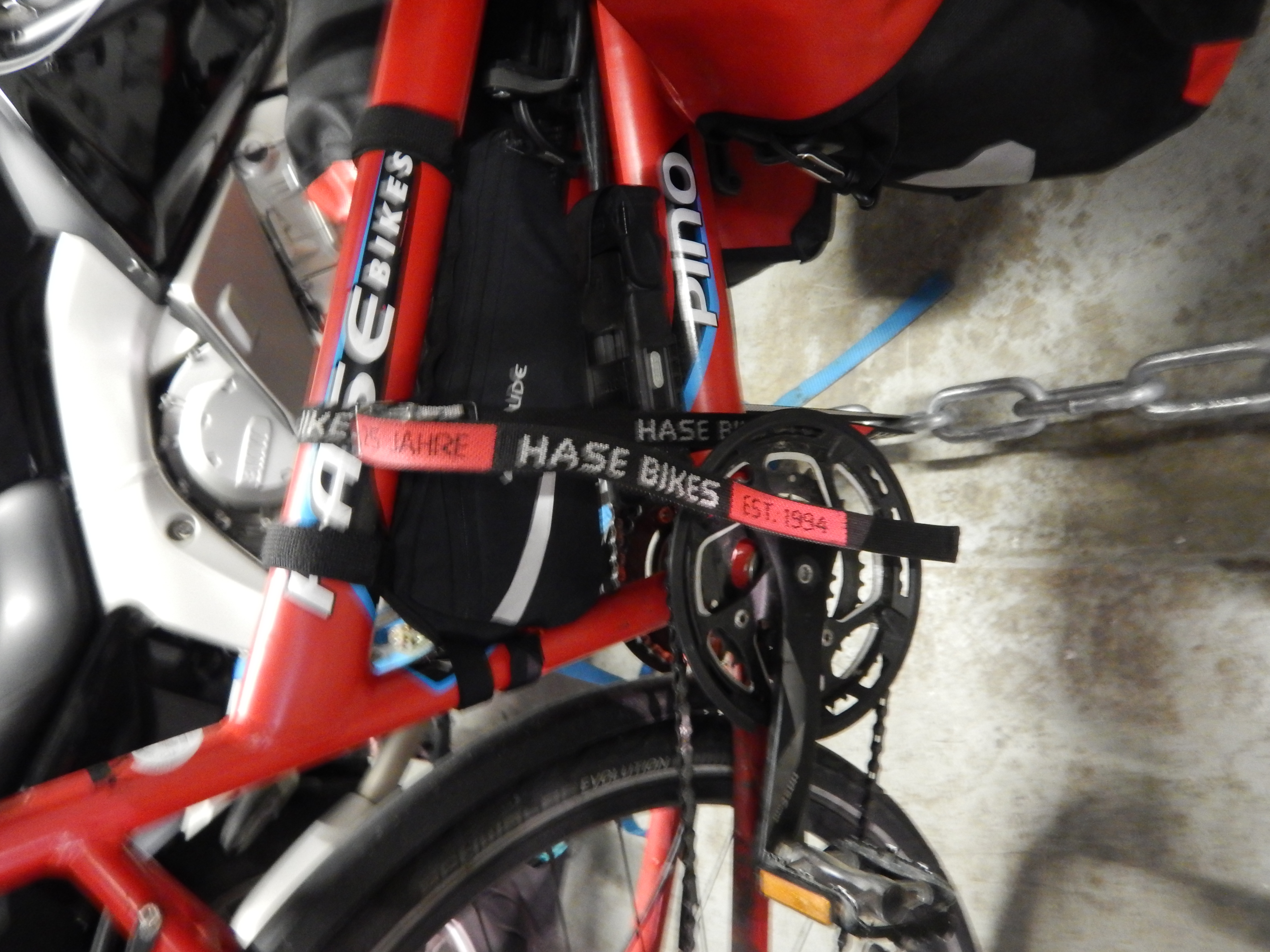 Kette am Boden, an der auch die Motorräder festgemacht wurden