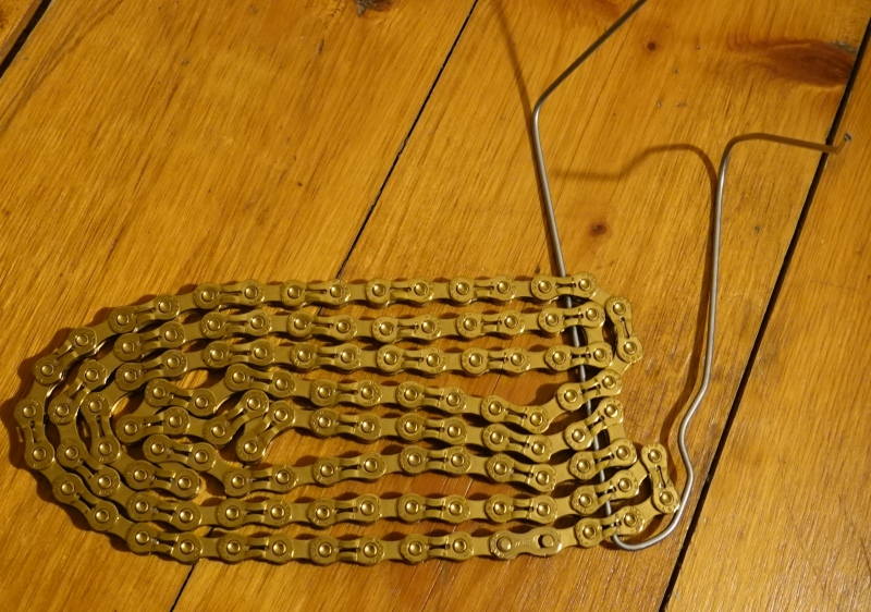 Um sie aus dem Wachsbad zu bekommen auf einen alten Kleiderbügel aufgehängt