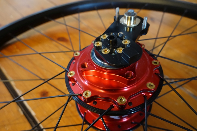 Goldene Schrauben machen sich doch viel besser in dem Rot