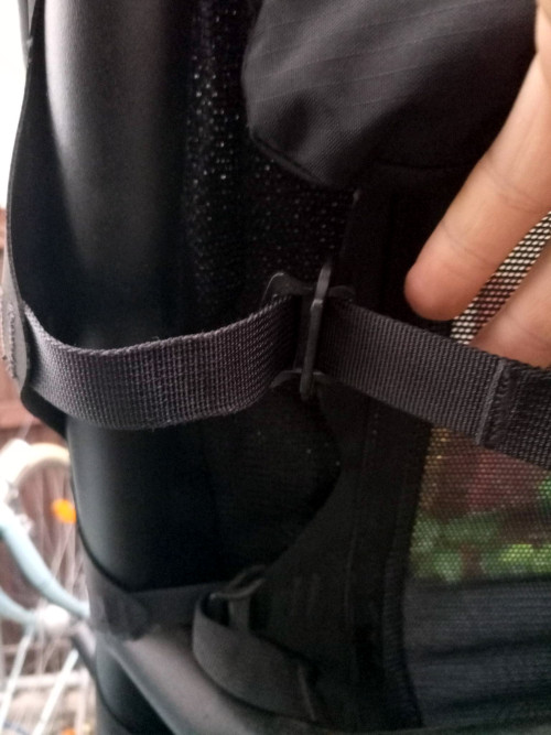 Bild 2<br />Den Dreisteg durchstecken. Hier wird es deutlicher: Die breite Seite zeigt nach außen und der Steg scheint falsch rum aufgefädelt.