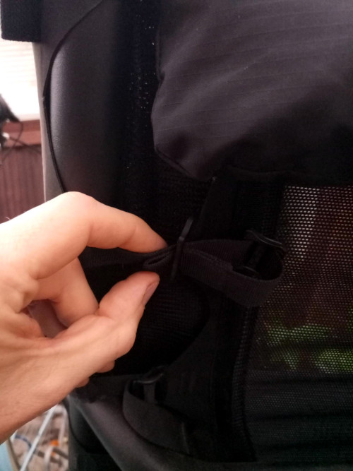 Bild 4<br />Jetzt kommt der 'kontraintuitive Teil des Ganzen ;)<br />Den Gurt direkt in die andere Richtung wieder durch die Schnalle schieben.