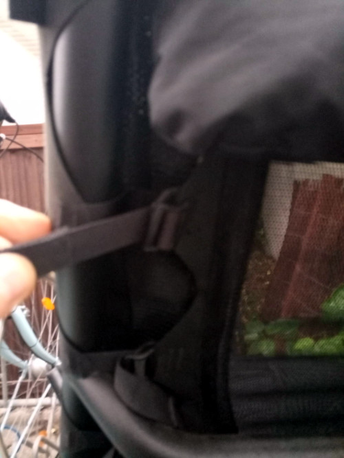 Bild 5<br />Am Gurt ziehen und den Dreisteg an der Schnalle aufliegen lassen.