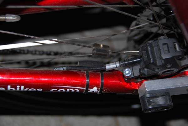 Magnet mit Empfänger gleich vor der Hinterradbremse