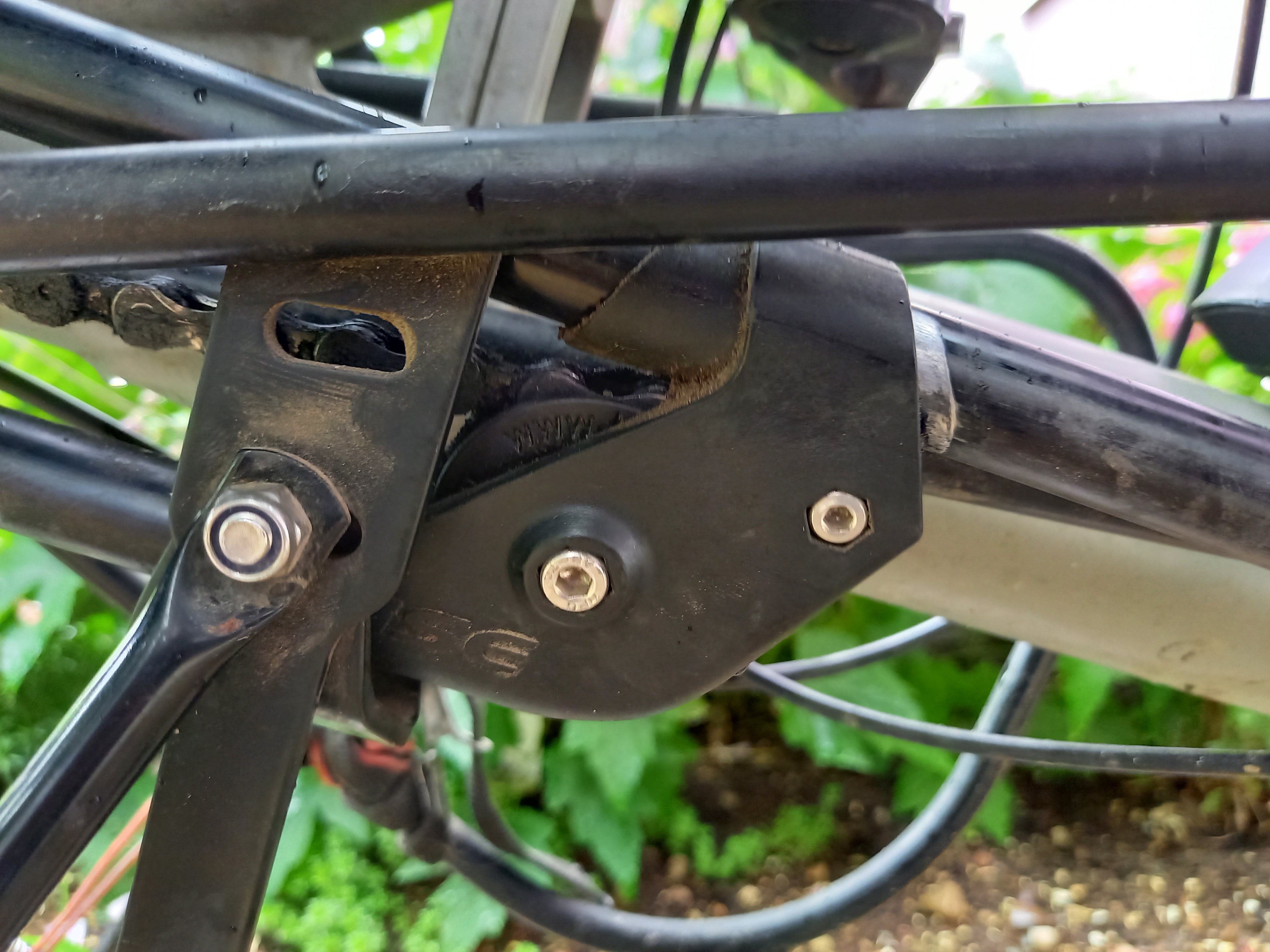 Pino Biendl Kettenproblem Kunststoffteil, Spanner am mittleren Kettenrohr.jpg