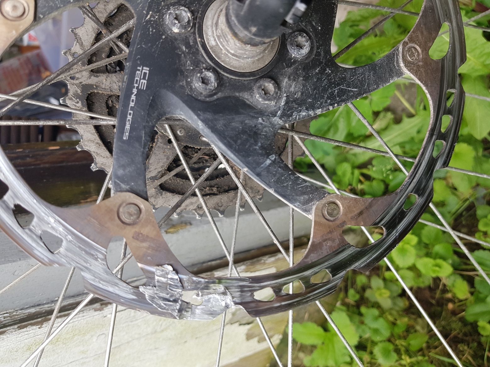 alte Hybridbremsscheibe mit ausgefranzter oberer Schicht