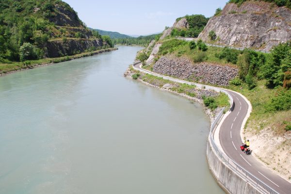 Vom Genfersee ans Mittelmeer entsteht ein durchgehender Radweg entlang der Rhone. Hier ist er schon fertig