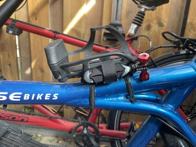 Anderer Flaschenhalter (Marke fällt mir nicht mehr ein), Halterung nicht ganz so gut wie TopPeak. Flaschenhalter hat Platz für Minitool sowie CO2-System für den Pannen-Notfall eines Reifens.