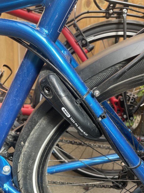 Rahmenschloss in Millimeterarbeit eingebaut mit Bändern