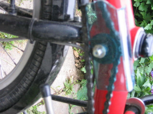 Umlenkrolle für rücklaufende Kettenteil am Vorderradgabel-Lagerturm