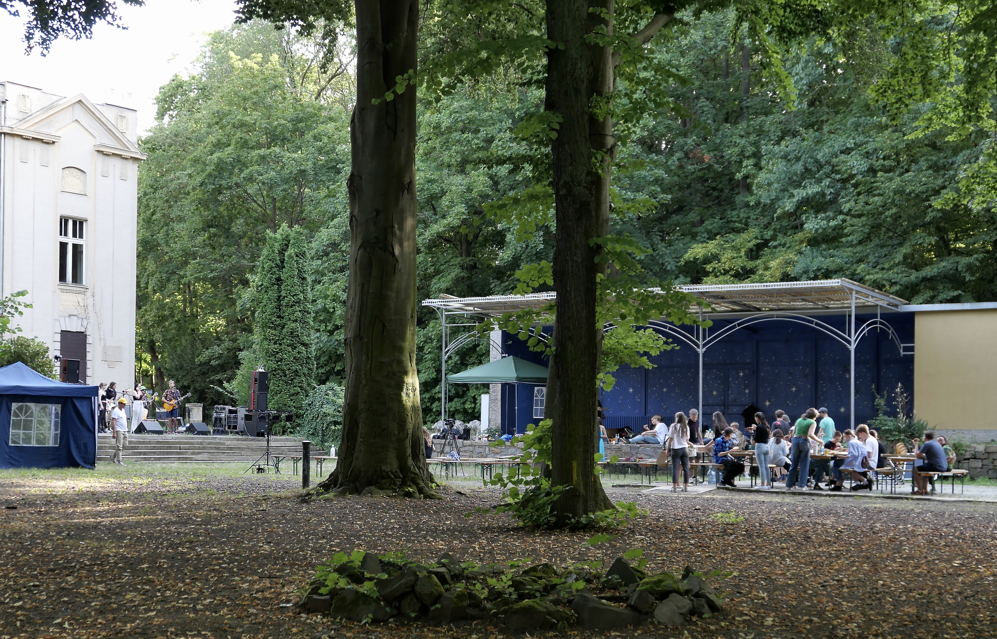 open-air-Konzert hinter der Stadthalle in Görlitz - lustvoll und leicht; hören, erzählen und essen