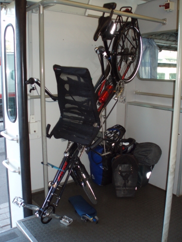 Wenn es kein Radabteil gibt, einfach an die Stange hängen.