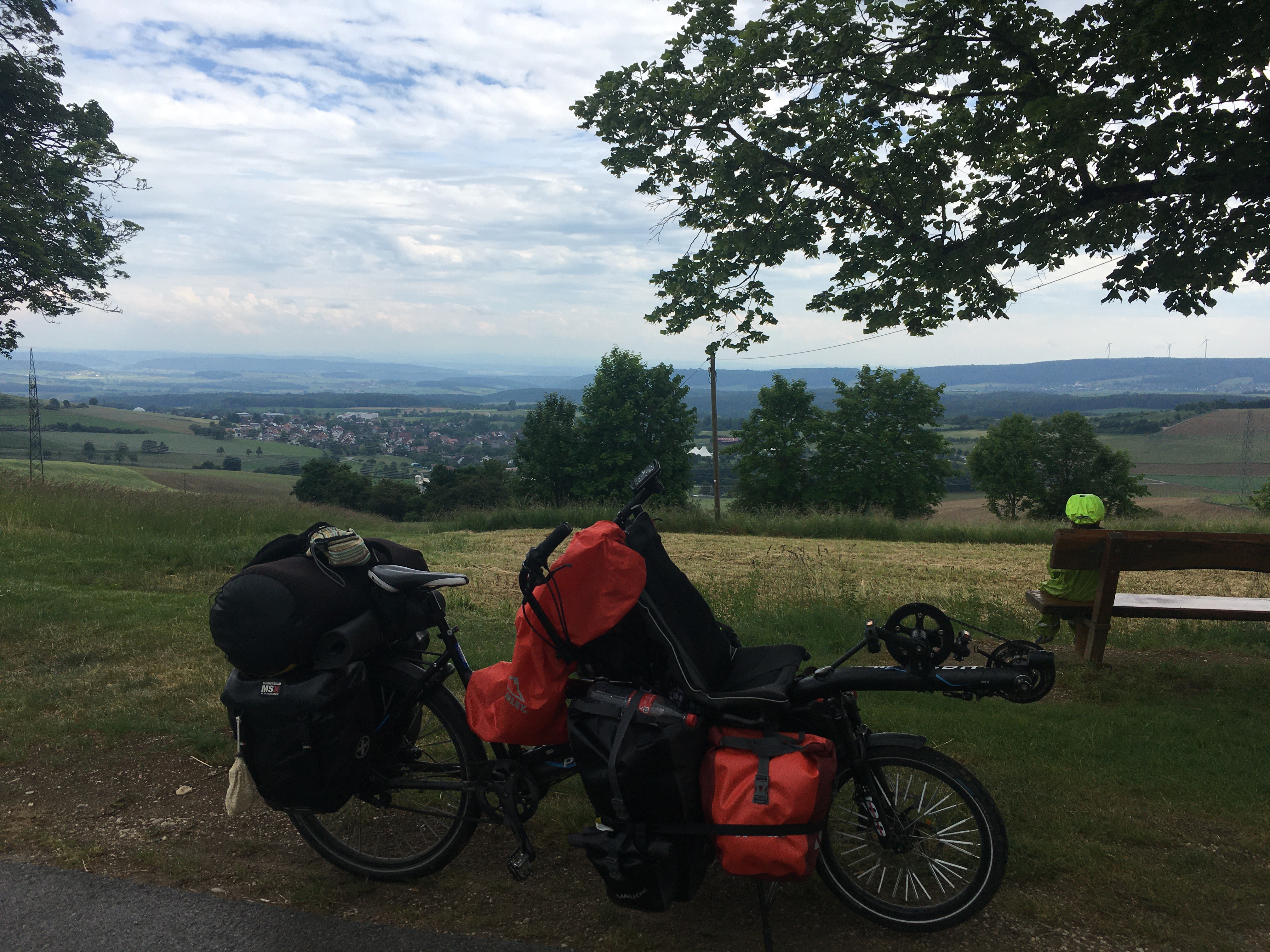 Aussicht nach Plackerei durch den Schwarzwald. Natürlich bei Regen aber dafür mit viel Pausen und viel Schoki.