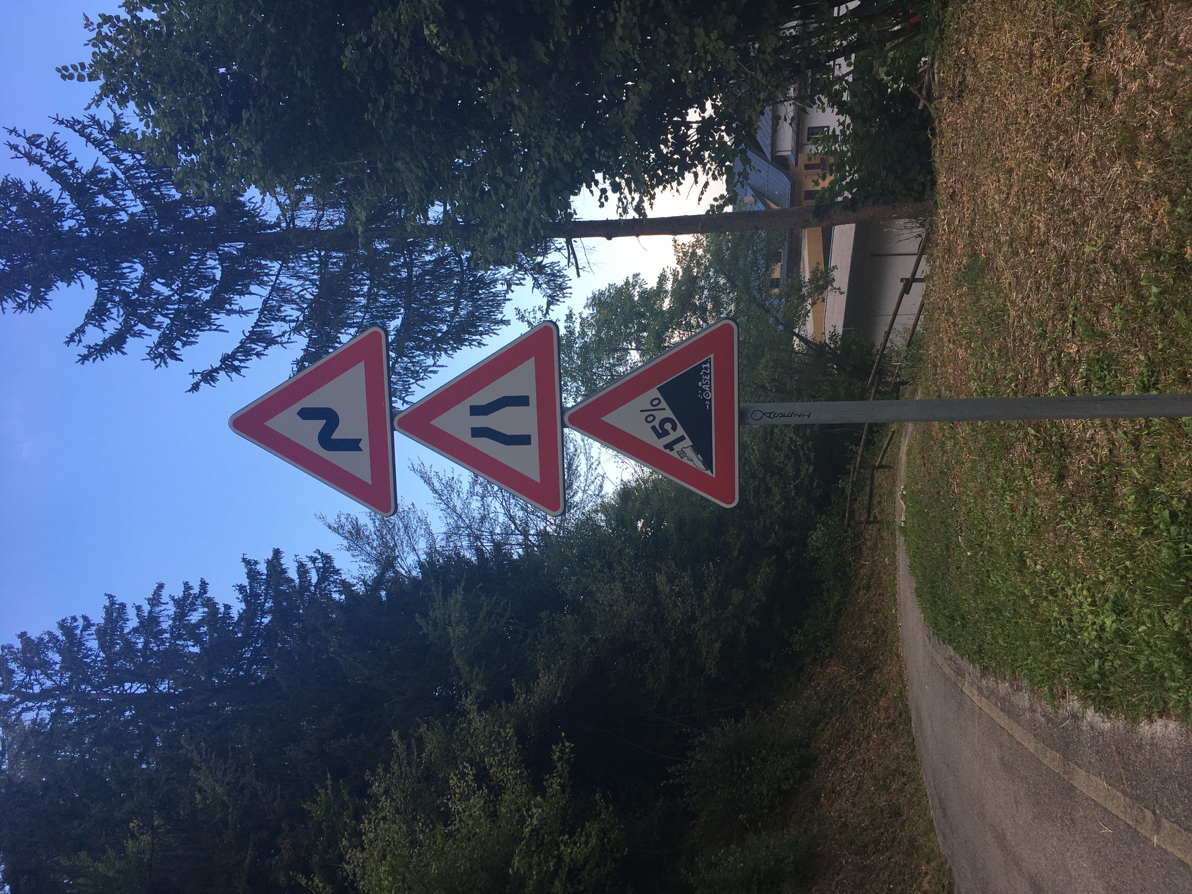 Der Albtraum an Schilderkombi. Zum Glück mussten wir da nur runter.