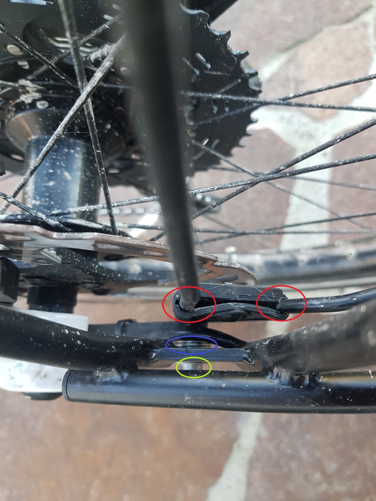 Die beiden Stängel vom  Schutzblech sind über 2 Plastikteile an den Rahmen geklemmt.