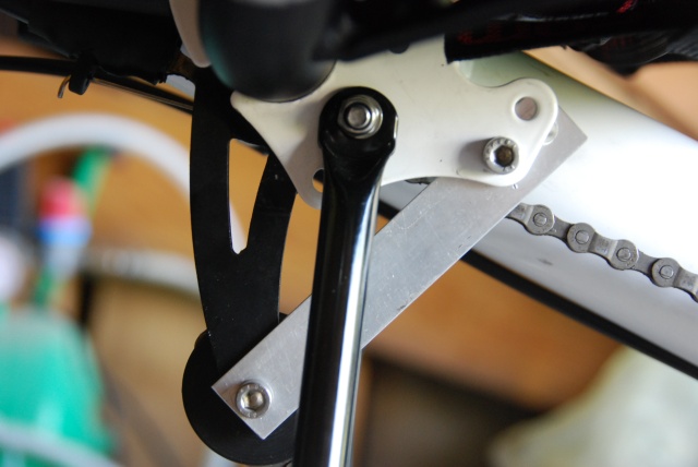 selbst gebastelte Strebe für den Kettenspanner