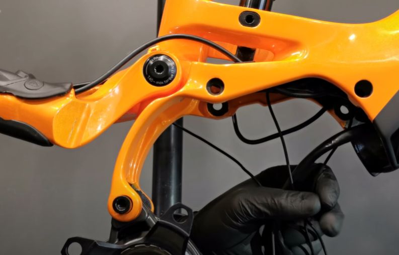 Motor herunterklappen, rechte Seite an einem Fully gezeigt