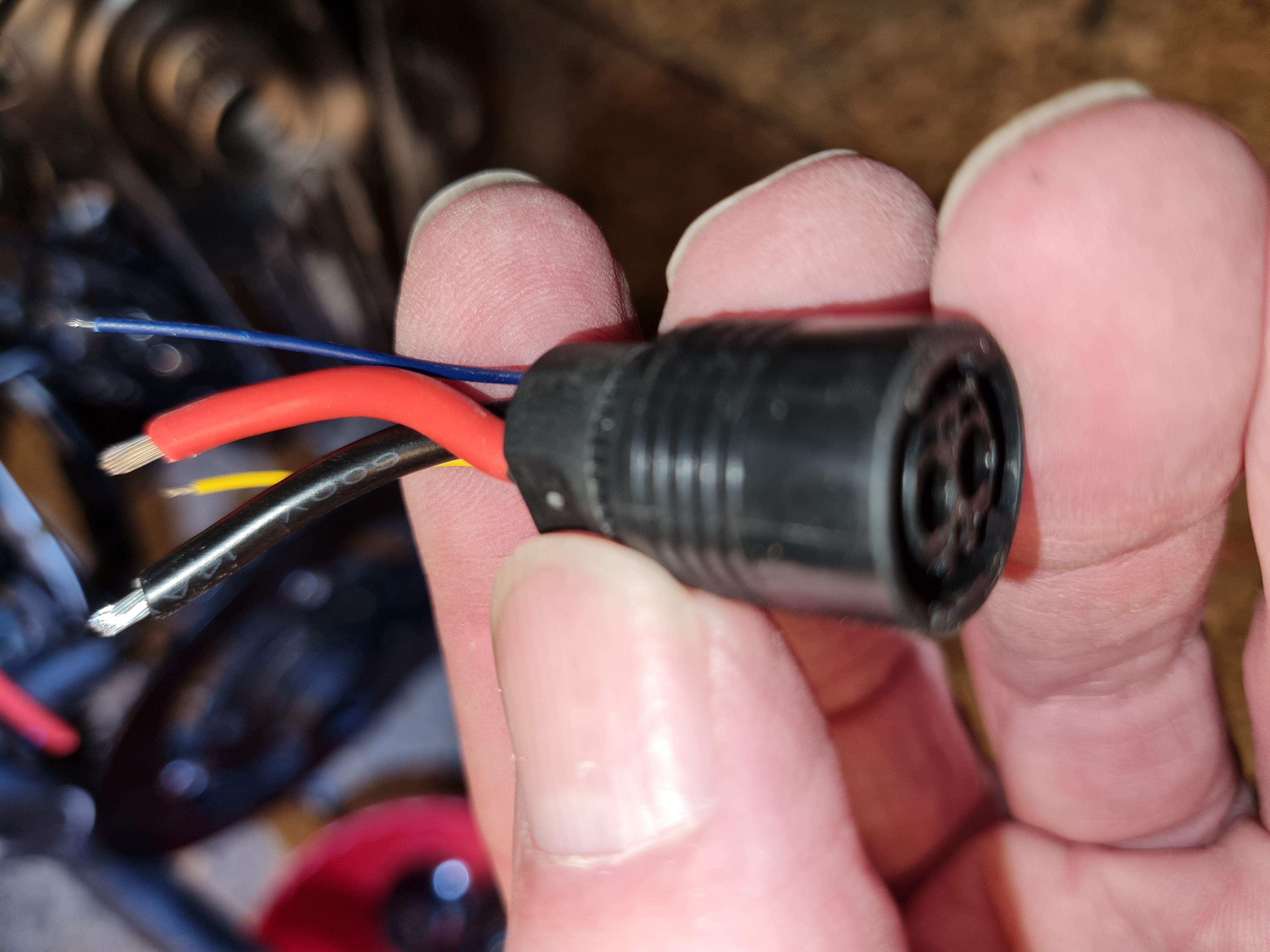 Stecker abgeschnitten - nun kann verlängert und abgezweigt werden