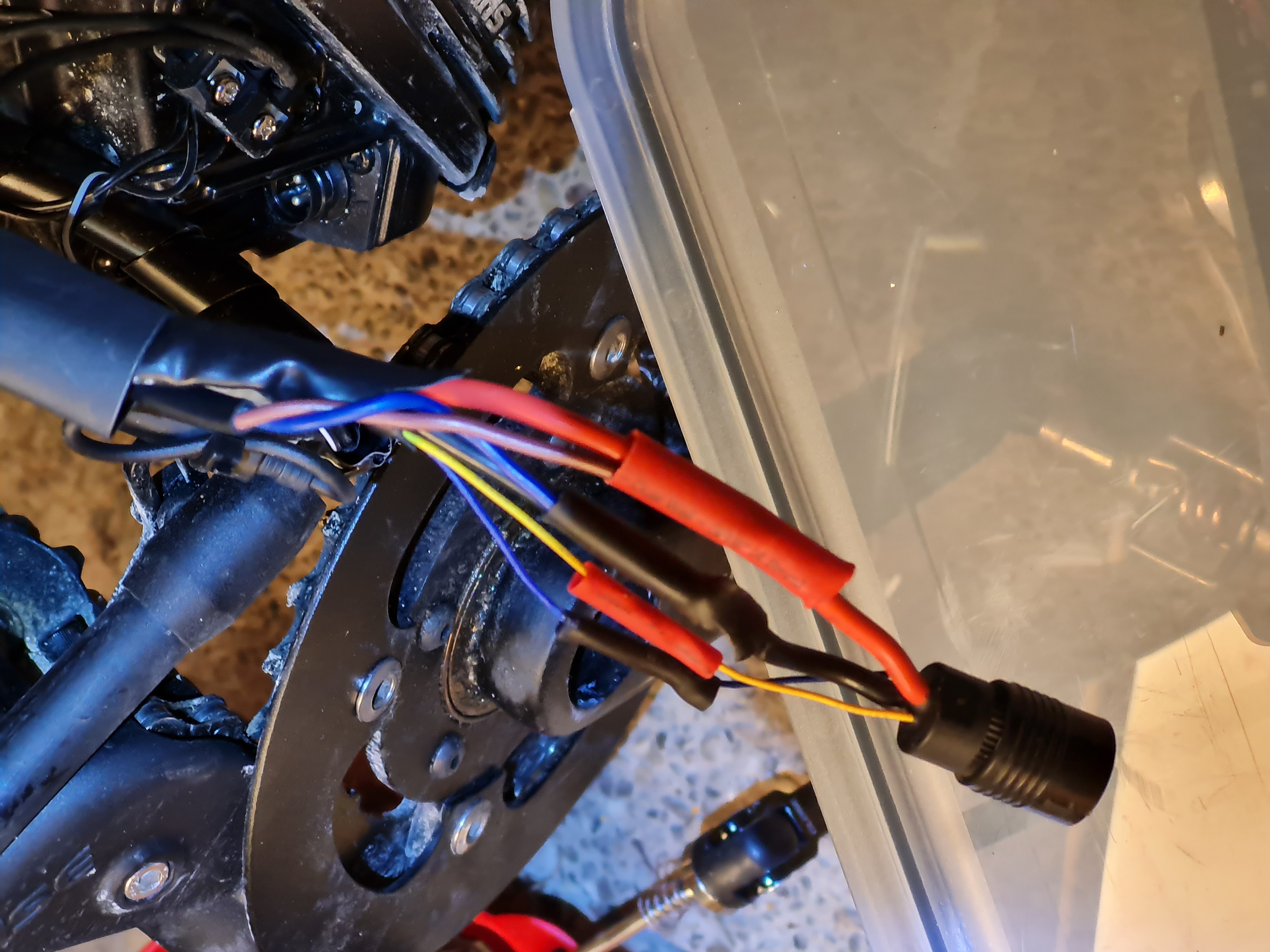 Kabel angelötet und fertig zum Abschrumpfen