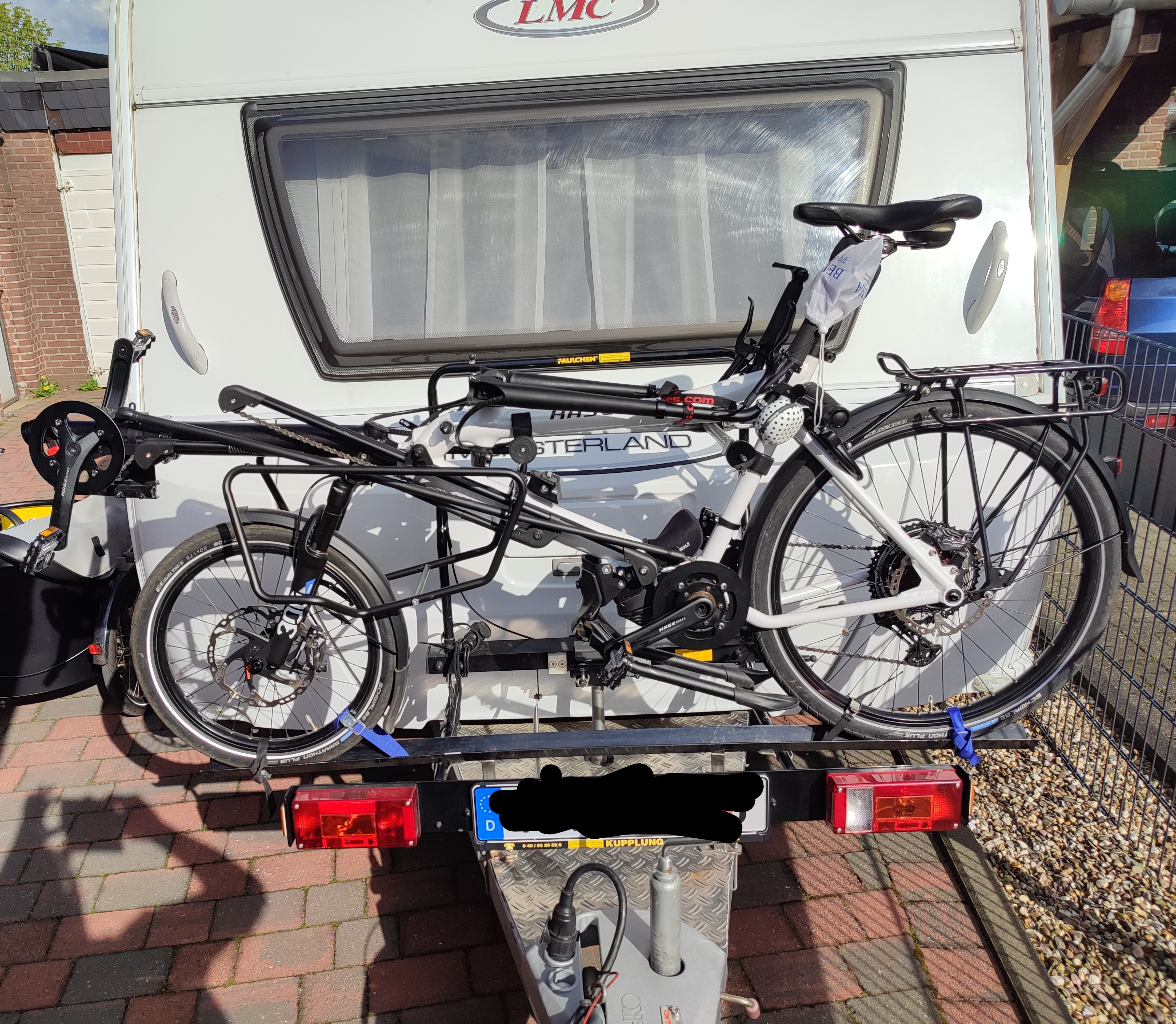 Pino auf dem Wohnwagen