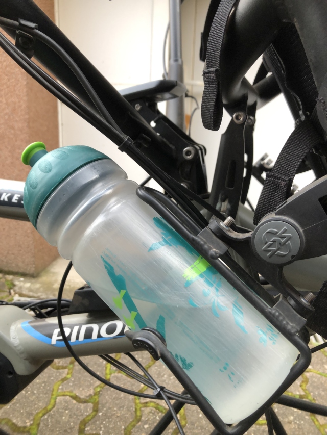 Gurtbefestigung und Flaschenhalter sind zwei verschiedene Teile