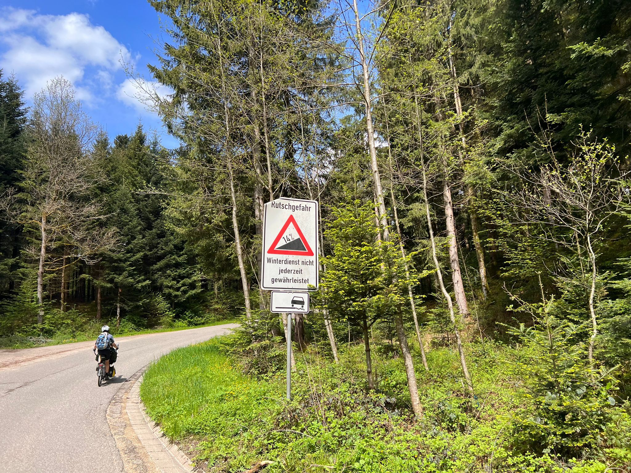 nach dem Mittagessen im Biergarten erst mal die Steigung hoch in den Schurwald