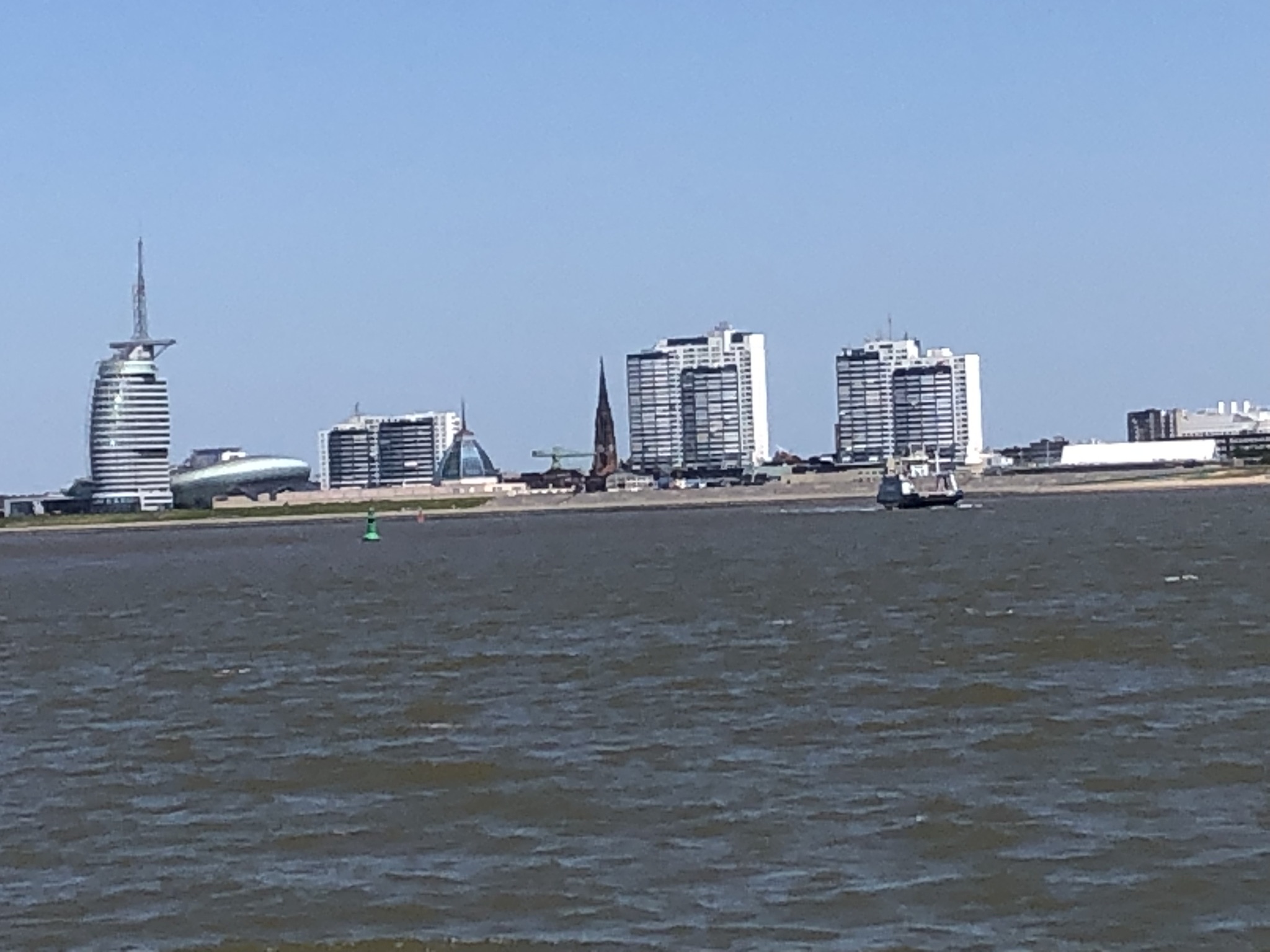 Blick von der Fähre auf Bremerhaven