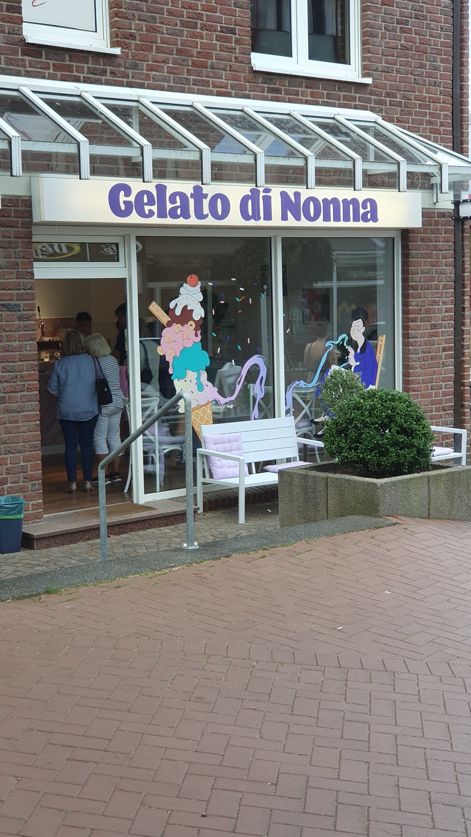 Leckere Kugel Eis auf dem Heimweg