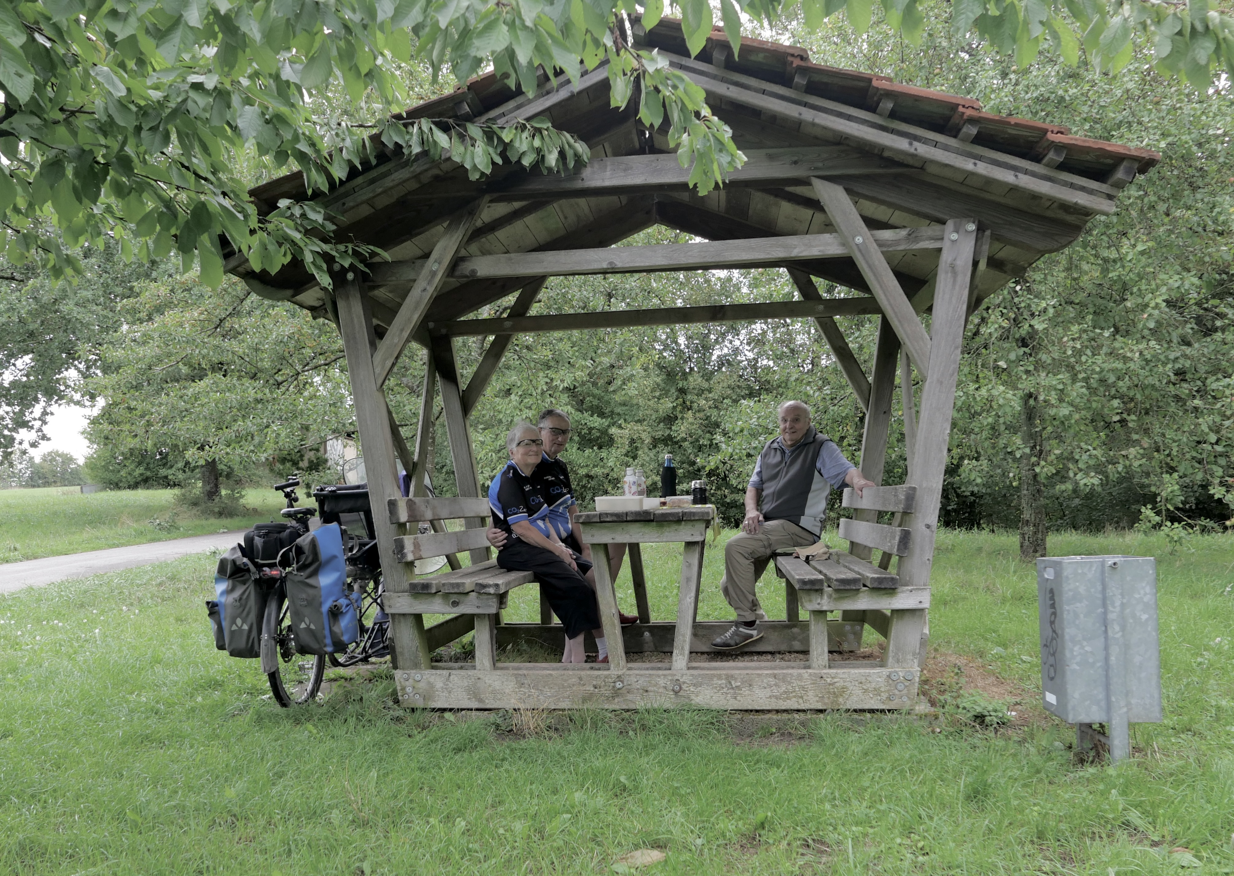 Schutz für Drei und den leckeren Kuchen