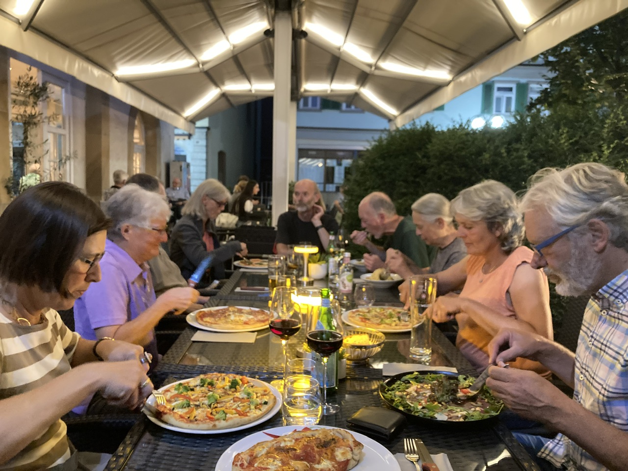 Leckere Pizzaria mit lustigem Kellner ;-)