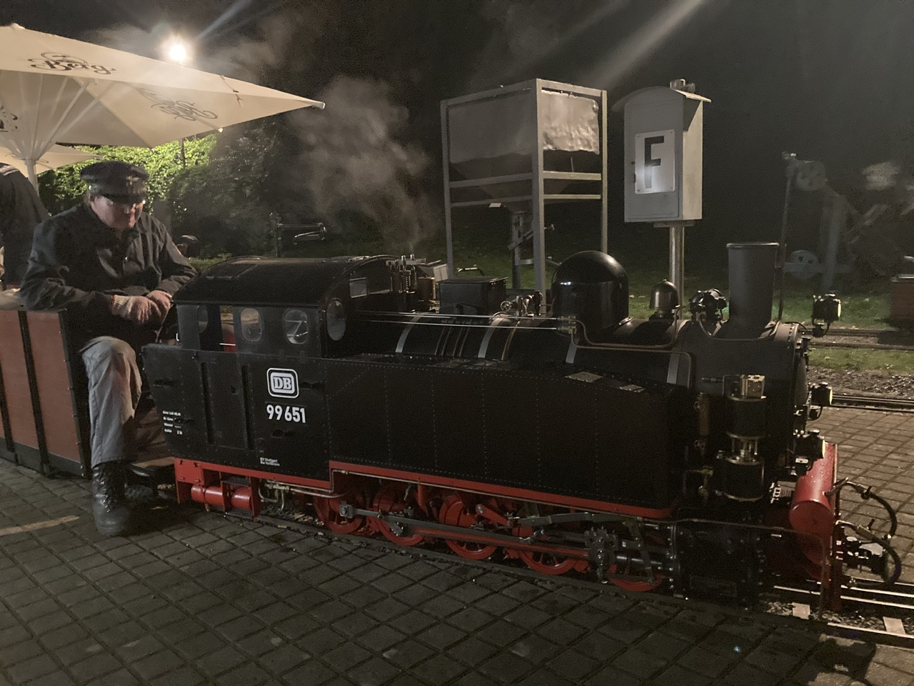 Originalgetreue Dampfbahn mit Kohlebeheizung und Wasserdampfbetrieb