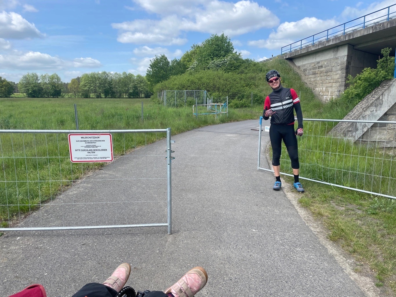 Eine der vielen Schweinpestschutzzäune am Oder-Neiße-Radweg