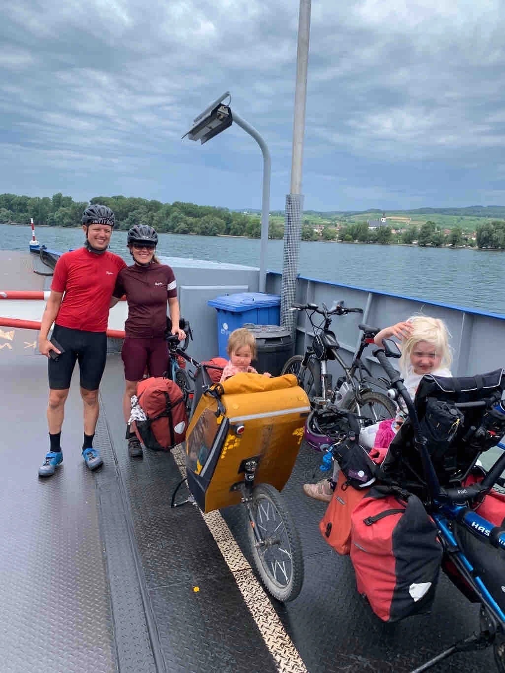 Rheinfähre kurz vor Wiesbaden