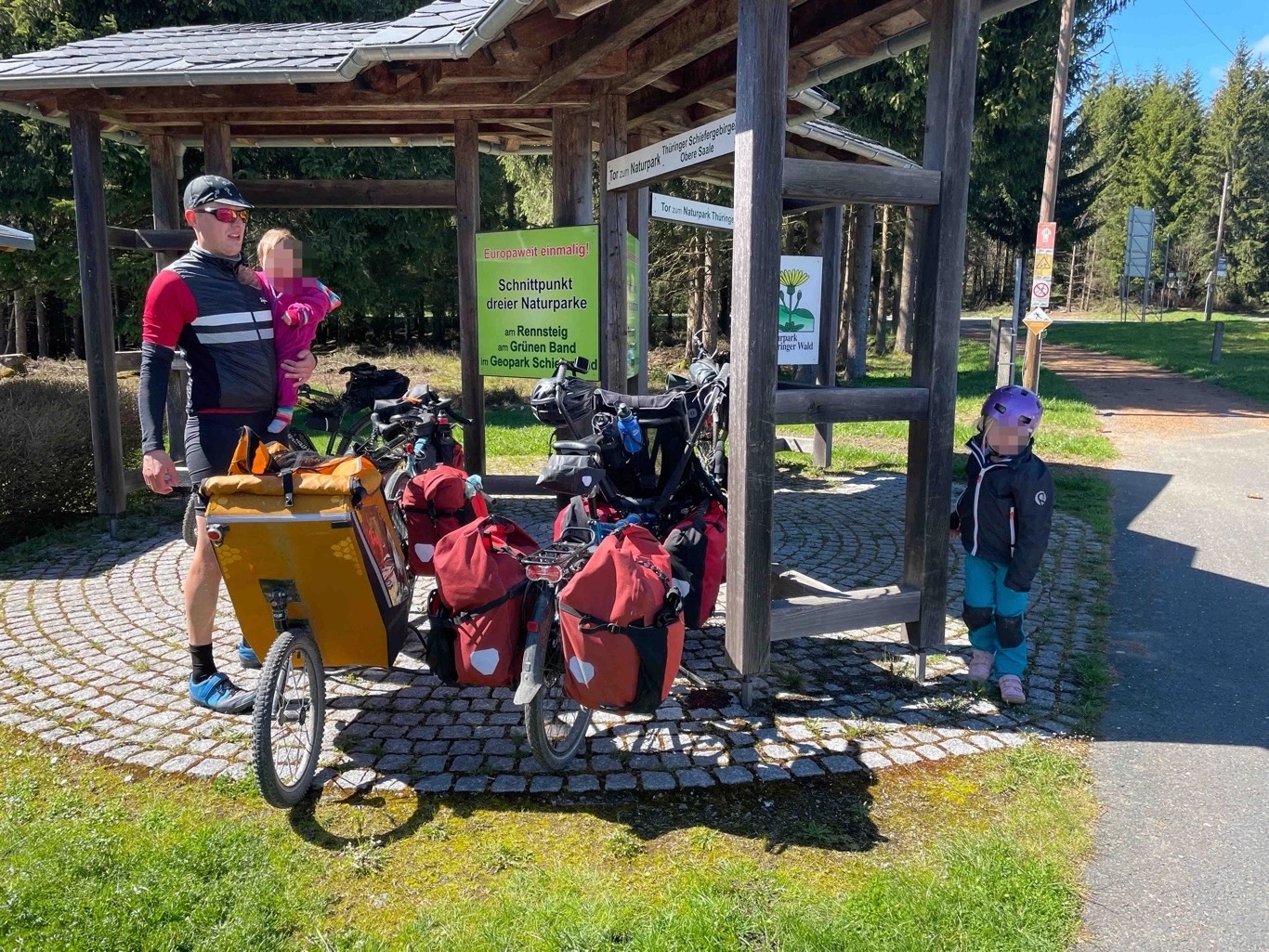 Rennsteig bzw grünes Band Radweg. Super Versorgungsstation am Ende eines sehr langen Anstiegs  bei sehr hilfreichen Thüringerinnen