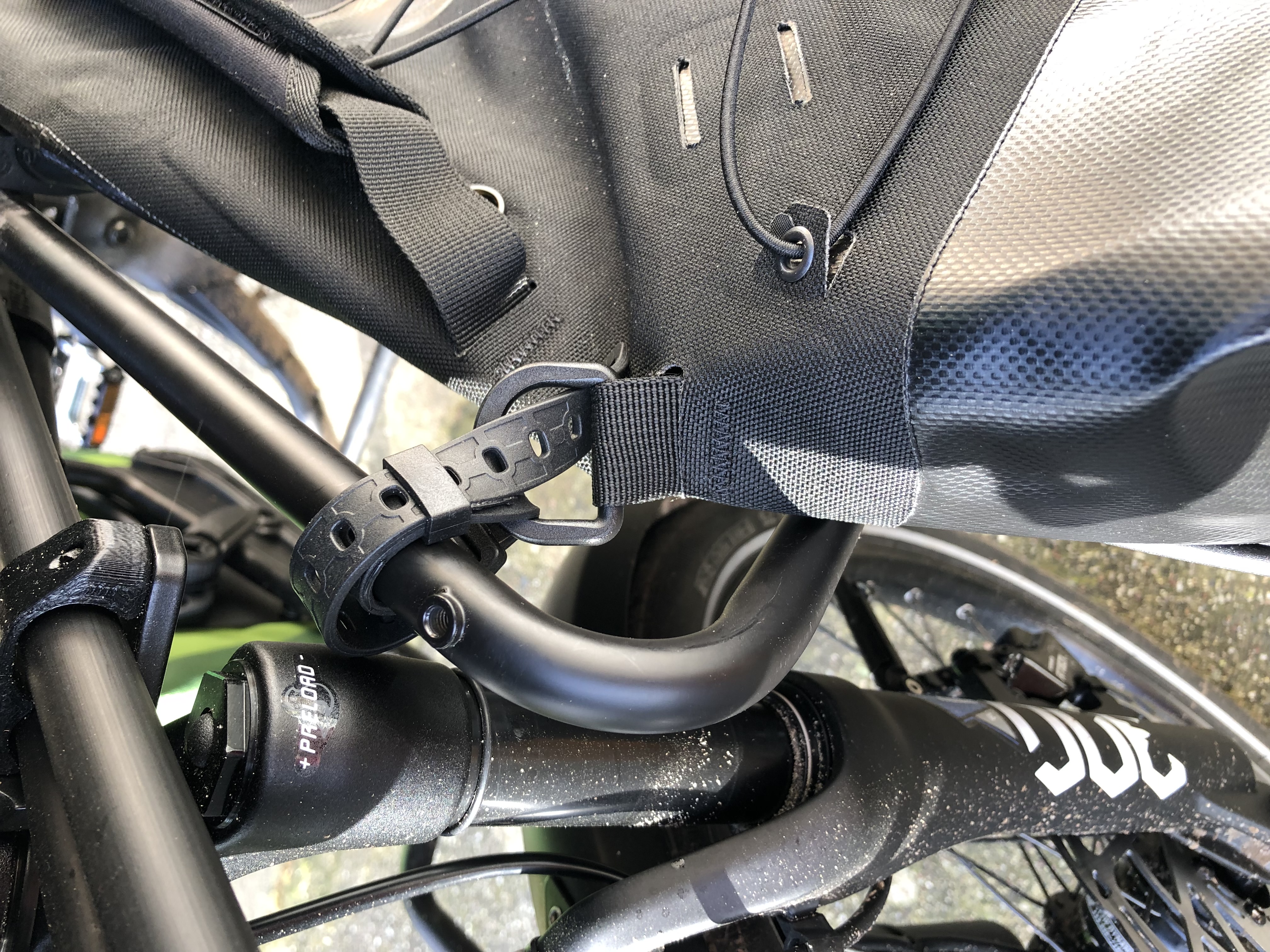 Ah, ich habe von besagtem zusätzliche Riemen, der noch über die Kante rutscht, doch ein Foto gemacht. Ich hoffe, die Fotos sind irgendwie zu verstehen. Besser bin ich da jeweils nicht rangekommen.