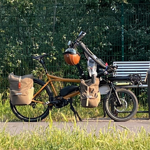 die Zusatzgriffe am Lenker; ideal um den Helm einzuhängen