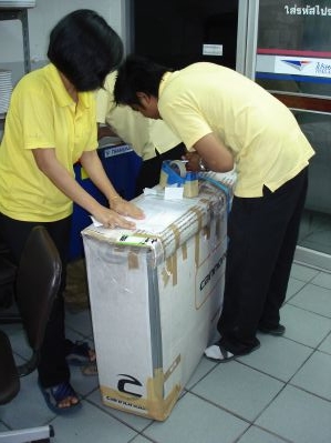 und die netten thailändischen Postangestellten nehmen die grossen Päckli sogar an